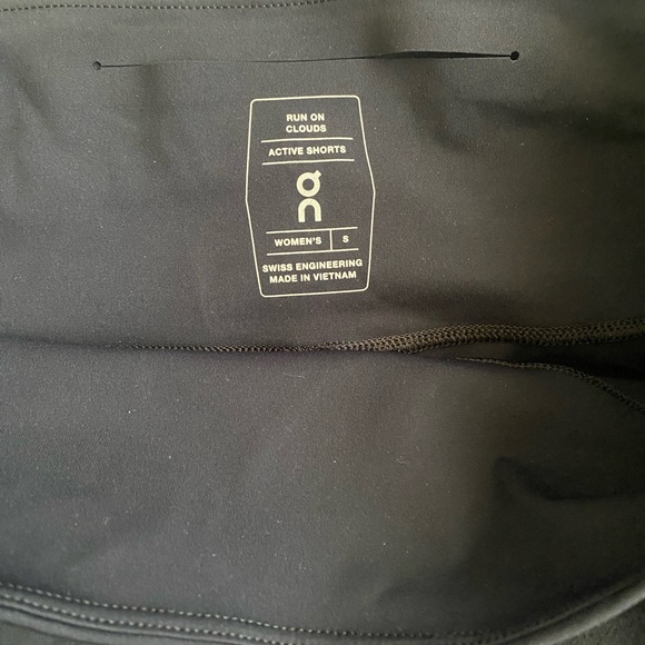 On Cloud On Running Active Shorts Size Small - Picture 9 of 10